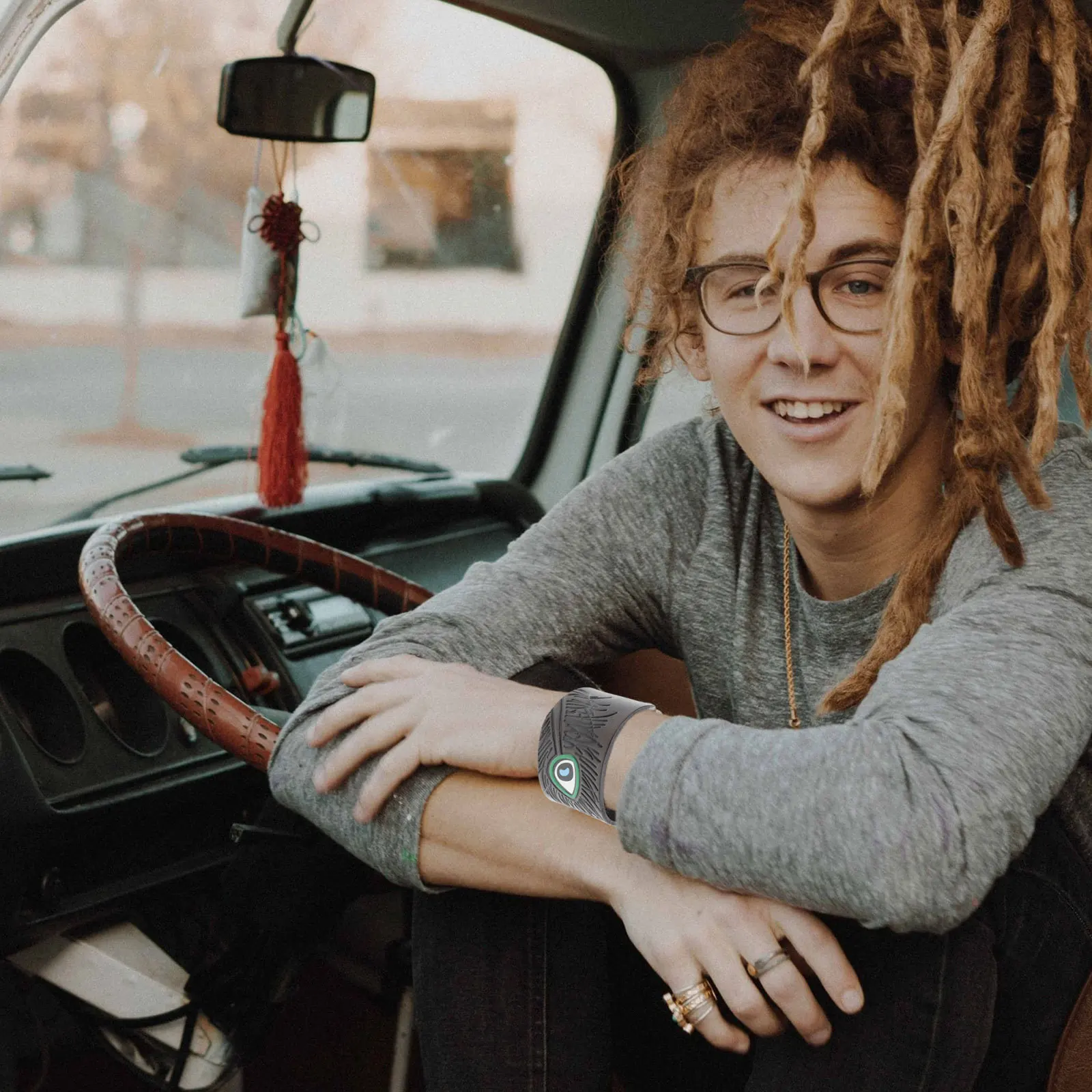 

Retro Wide Cowhide Bracelet Stylish Punk Wrist Strap for Festival Party Daily Wear Men Personality Hand Jewelry Accessory