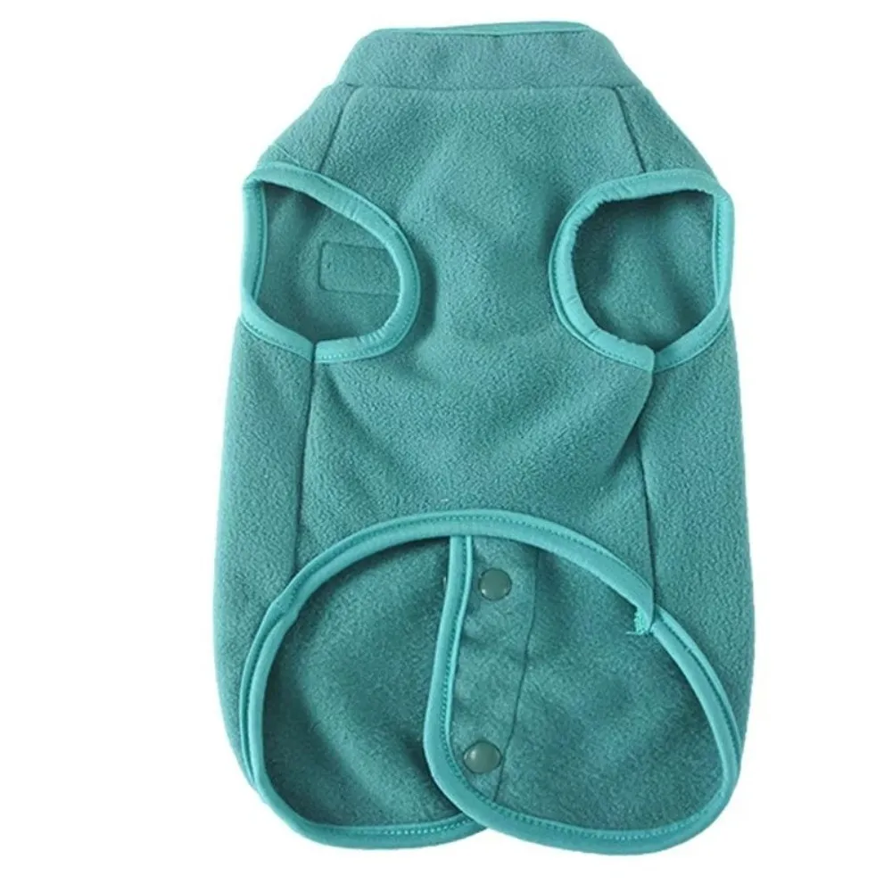 Modischer Fleece-Hundewintermantel mit Knopfverschluss, weiche Hundeweste, einfarbig, dicker, warmer Haustierpullover für Spaziergänge im Freien. – Detail 4