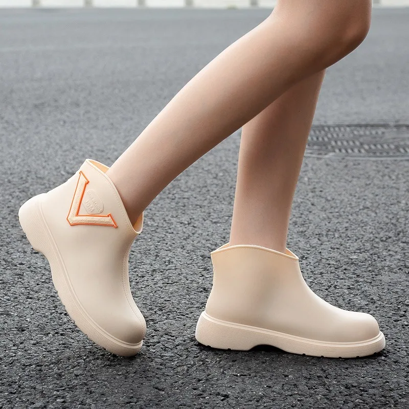 Botas de lluvia para mujer, botas de goma de PVC de tacón bajo con plataforma y apliques de letras a la moda, botas de goma de plástico antideslizantes impermeables, zapatos de goma para acampar