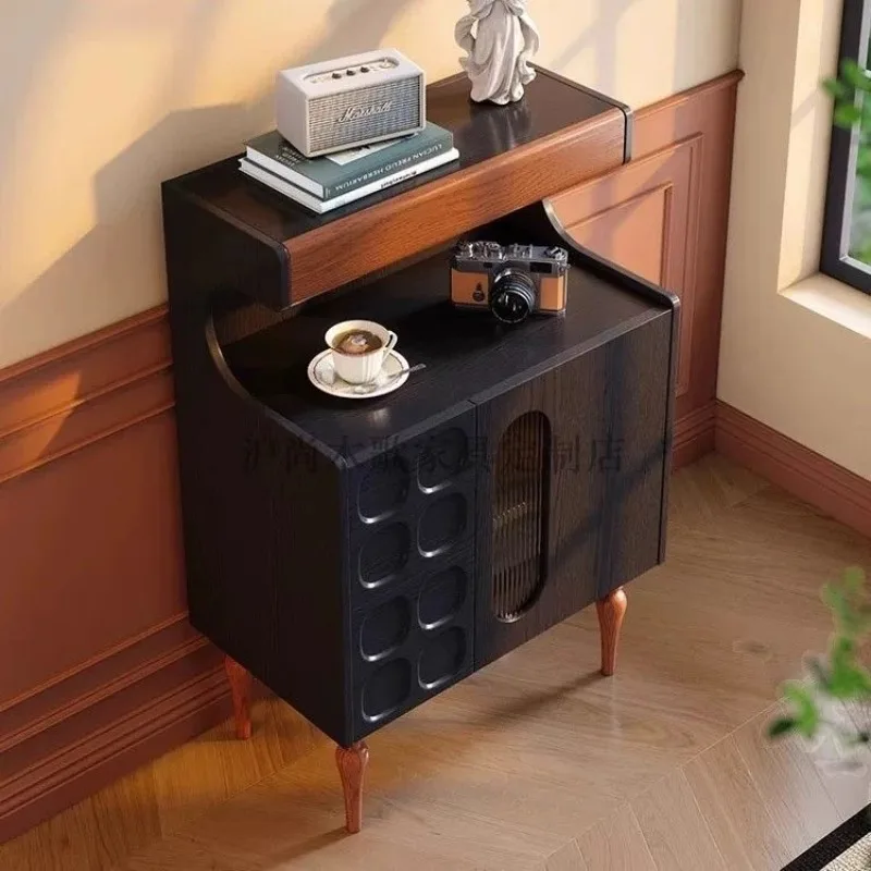 mobiletto, divano del piccolo appartamento del soggiorno, mobiletto laterale da pranzo contro il muro, mobiletto portaoggetti, mobiletto da tè medievale nero