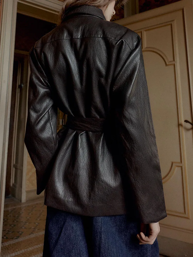 Długi płaszcz damski ze sztucznej skóry z paskiem, zapinany na guziki, idealny do pracy, nowy model na zimę 2025, z uroczym kołnierzykiem.