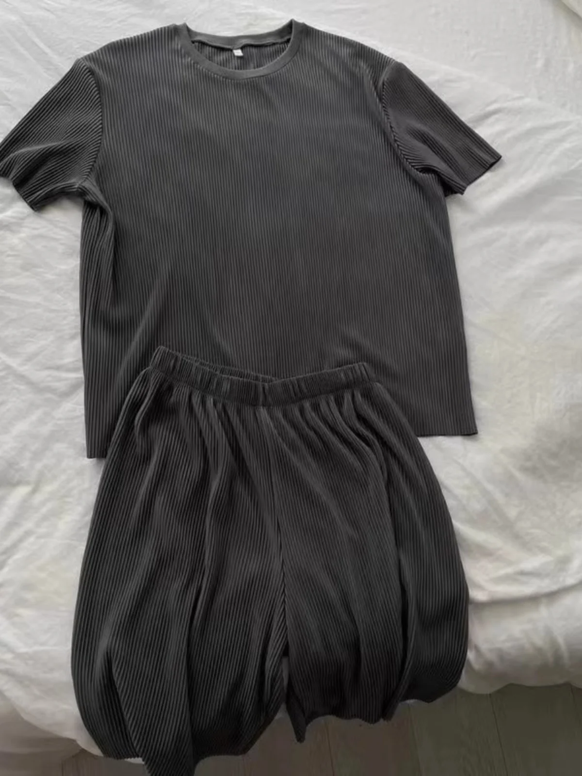 

Мужской летний спортивный костюм из ледяного шелка, однотонный, свободный крой, футболка и шорты, модный комплект из двух предметов, размер 300 (большой)