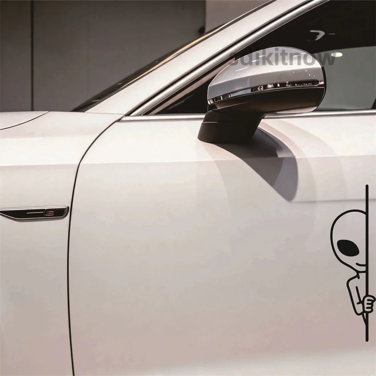 Peeking Alien Vinyl Car Sticker UFO Funny Decal Waterproof Window Styling for Ford Toyota Jeep BMW Audi Volkswagen Honda Nissan