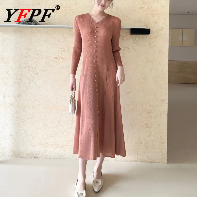 

YFPF элегантное плиссированное длинное платье женское с v-образным вырезом и пуговицами, тонкие однотонные платья, мода 2026, новая одежда