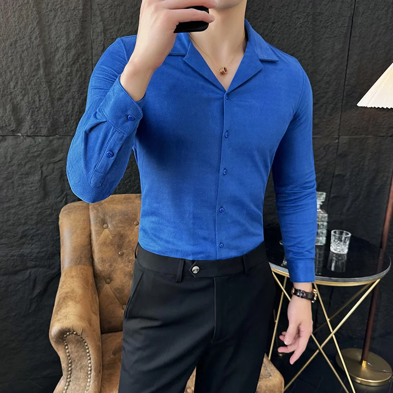 Chemise de Luxe Légère à Col en V pour Homme, Coupe Cintrée, Couleur Unie, Tenue Décontractée, pour ixSociale, Smoking, Printemps 2024