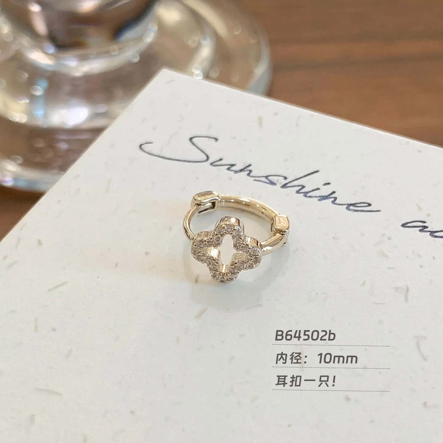 Pendientes de estrella de cinco puntas de oro marrón claro, versátiles y exquisitos, con ganchos para las orejas de cobre ecológicos, pendientes de aro huecos de trébol de cuatro hojas repleto de circón