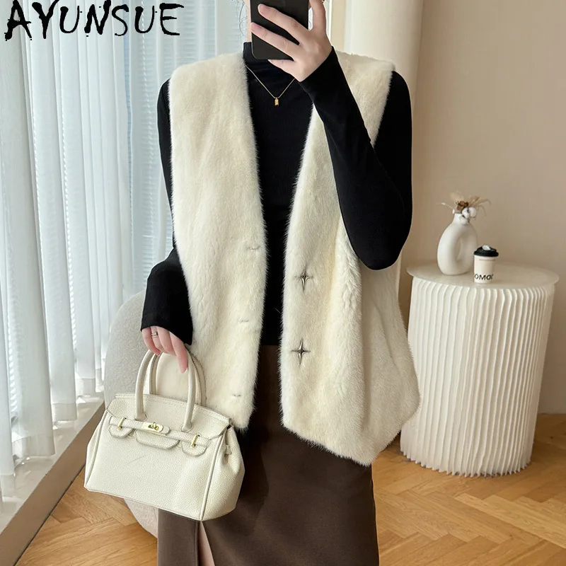 سترة من فرو المنك الطبيعي من AYUNSUE للسيدات برقبة على شكل حرف v بدون أكمام سترات شتوية من الفرو الحقيقي لملابس النساء جودة عالية 2025 Abrigo Mujer