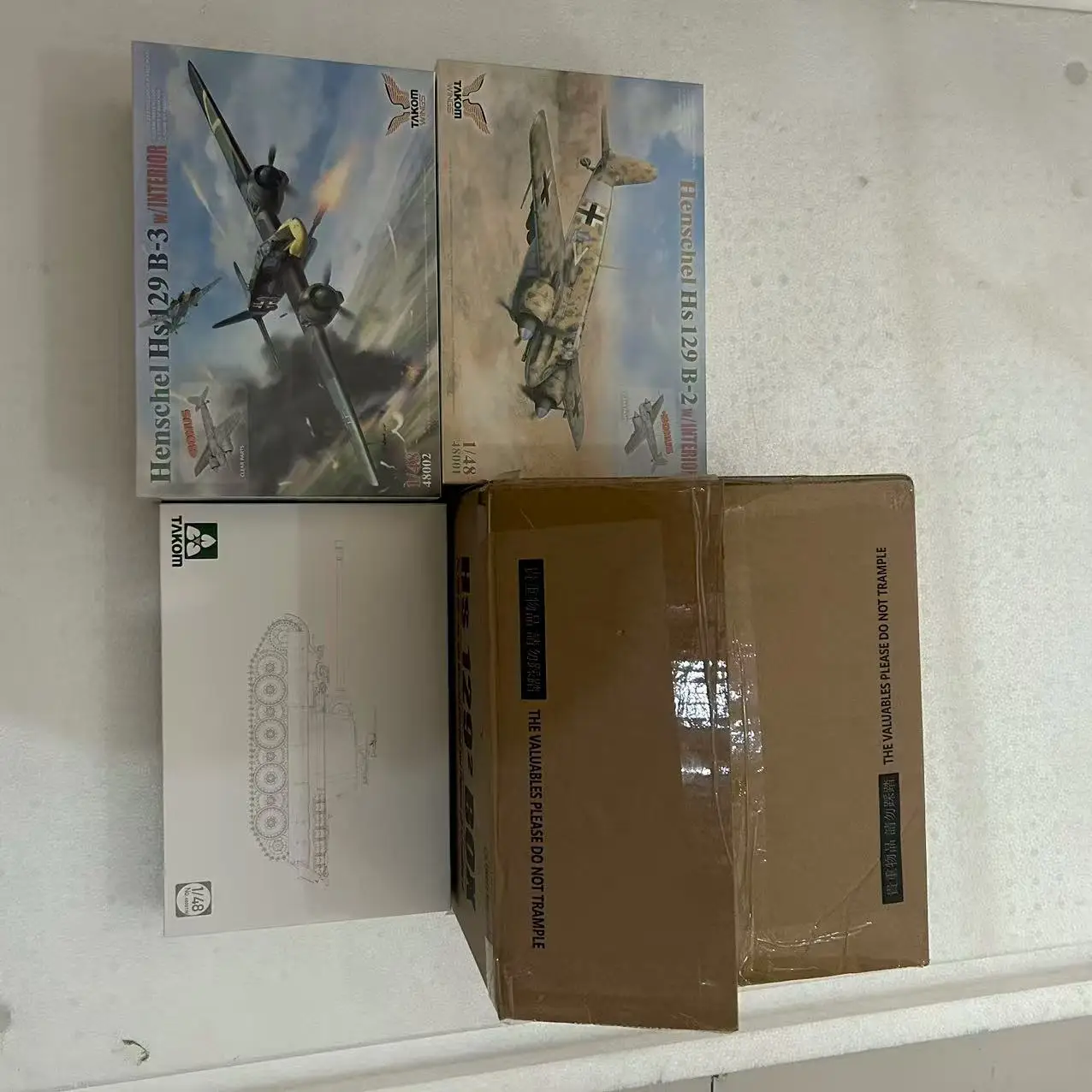 

Комплект модели TAKOM 48001W Hs129 2 коробки Hs 129 B2 + Hs 129 B3 + набор фигурок с 3D принтом x2 + Panther A 1/48