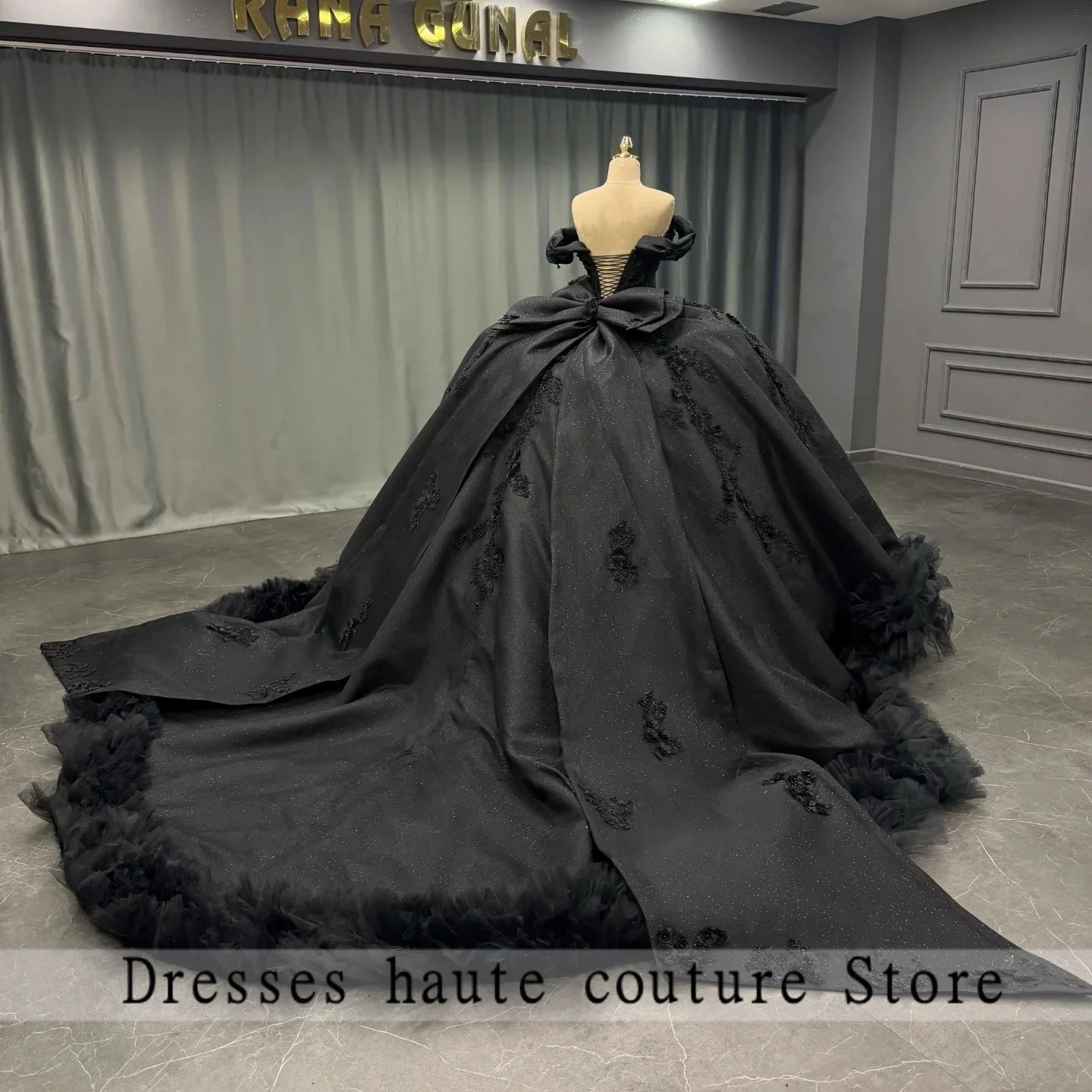 ชุดราตรีงาน Quinceanera สีดำ ปี 2025 แบบเปิดไหล่ ประดับลูกไม้ สำหรับงานวันเกิด งาน Sweet 16  รับตัดตามแบบ