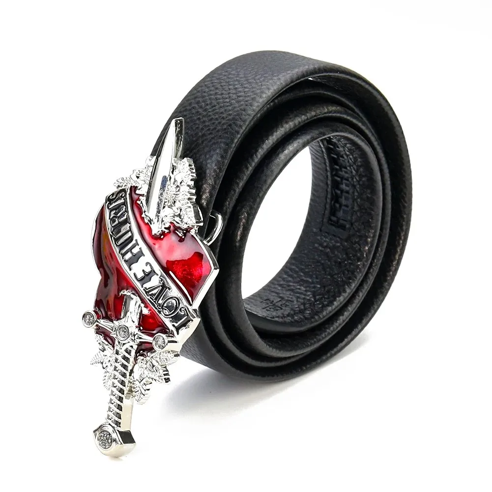 الحب يؤلم القلب والسيف حزام مشبك فريد من نوعه نمط فاسق مادة معدنية متينة دبوس مشبك الحرف مثالية لراكبي الدراجات النارية وأحزمة الروك