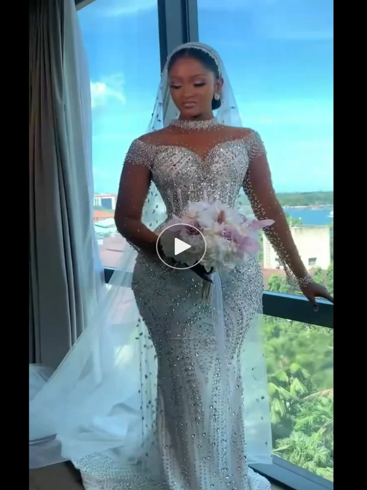 

Изысканное свадебное платье с длинными рукавами, роскошное, с эффектом иллюзии, украшенное блестящими крупными кристаллами, со шлейфом.