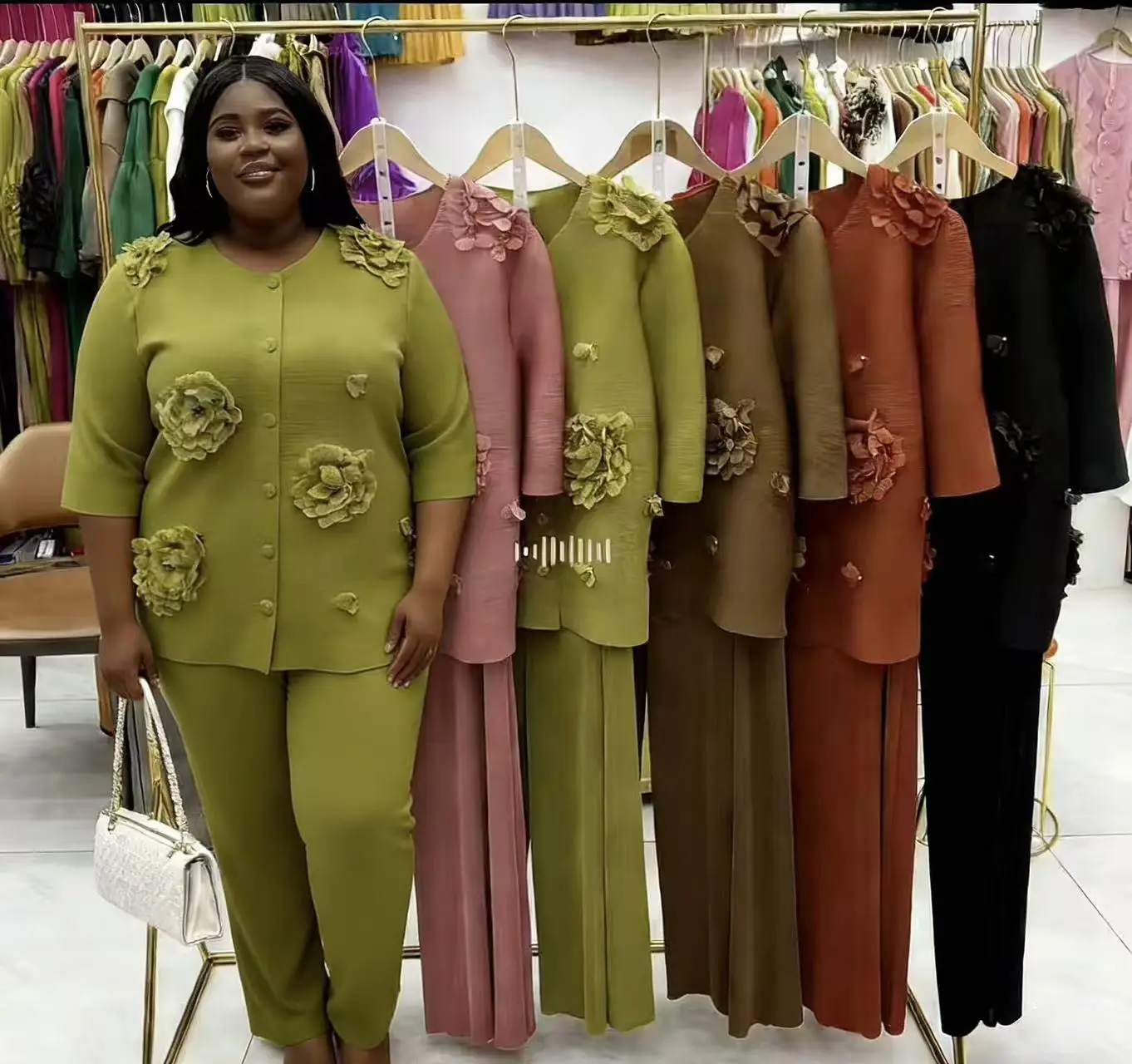 

Костюм женский из двух предметов: плиссированные брюки-палаццо с объемными цветами в африканском стиле, коллекция 2026 от Miyake