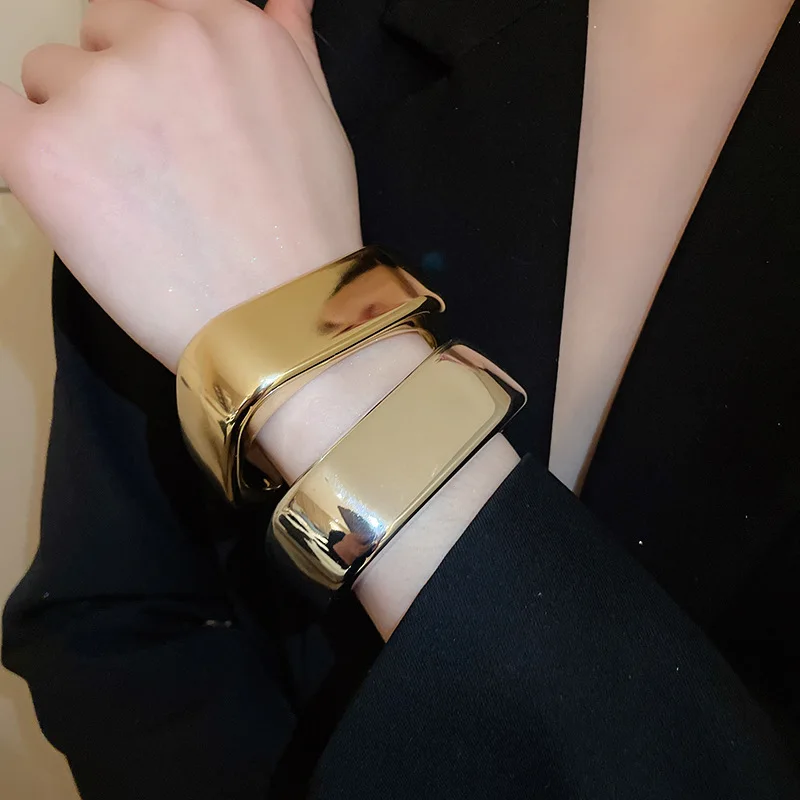 2026 New Wavy Open Bangle Exaggerated Simple Bracelet Fashion Luxury High Grade Jewelry Wholesale