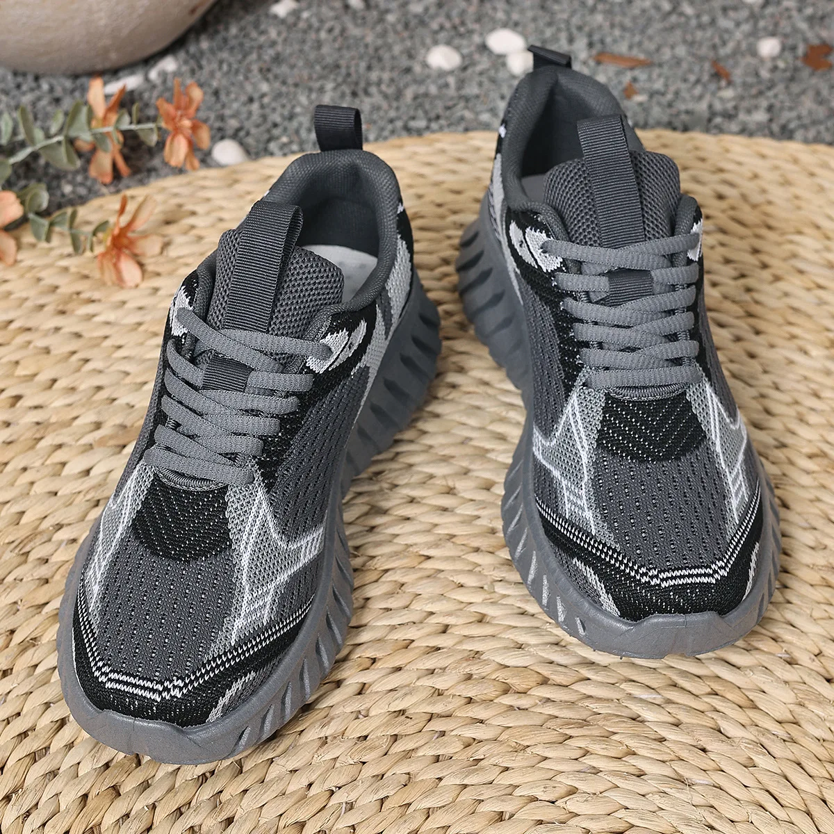 

2026 Women's Spring and Autumn New Comfortable Soft-Soled Sports Shoes Lightweight Thick-Soled Breathable Lace Up Sneakers