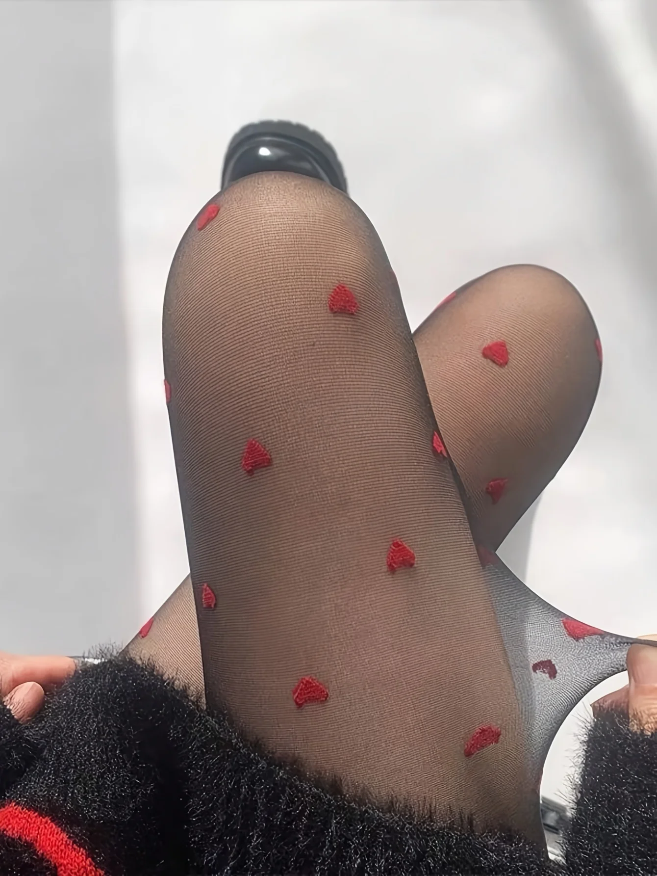 1 Paar dünne Damen-Leggings mit rotem Herzchenmuster und schwarze Strumpfhose