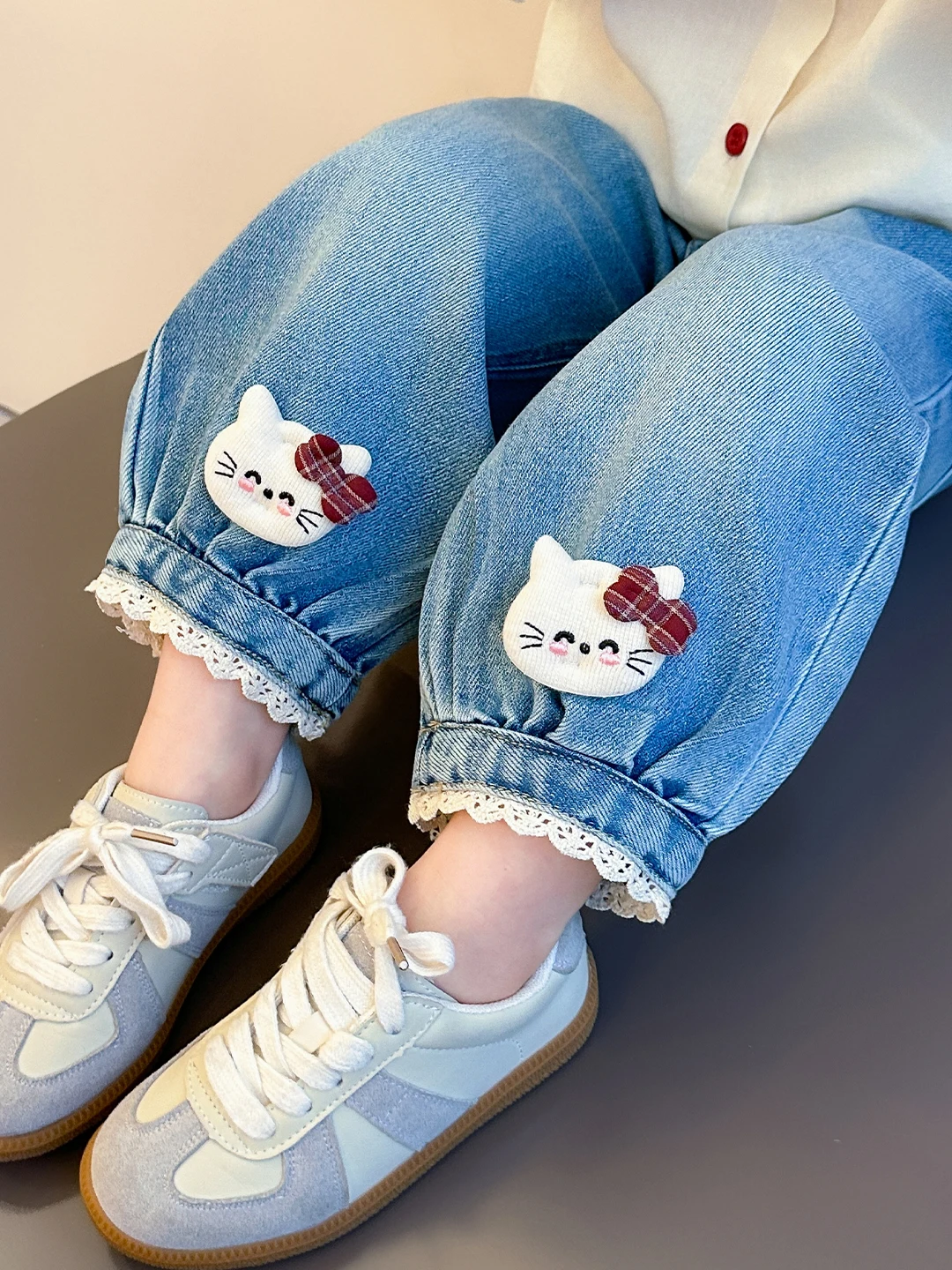 

Джинсы для девочек с вышивкой в виде сердечек, повседневные, свободного кроя, с высокой талией, длинные, прямые, весна-осень, новые, с мультяшным кружевом