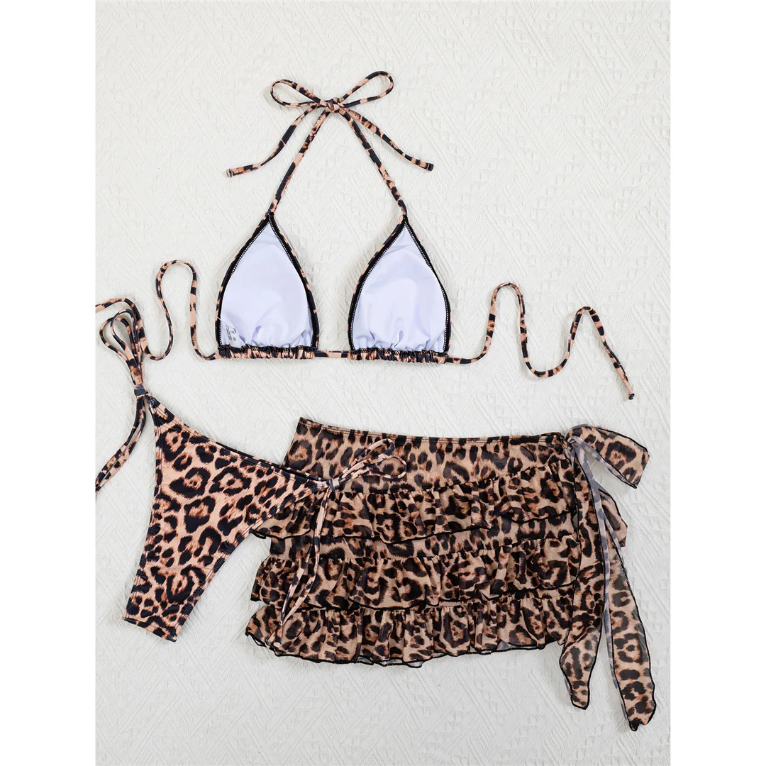 Leopard-Halter-Bikini mit Rock, Damen-Badeanzug, dreiteiliges Bikini-Set, Badeanzug mit Rüschen, Badebekleidung, Modell V8068. – Detail 9