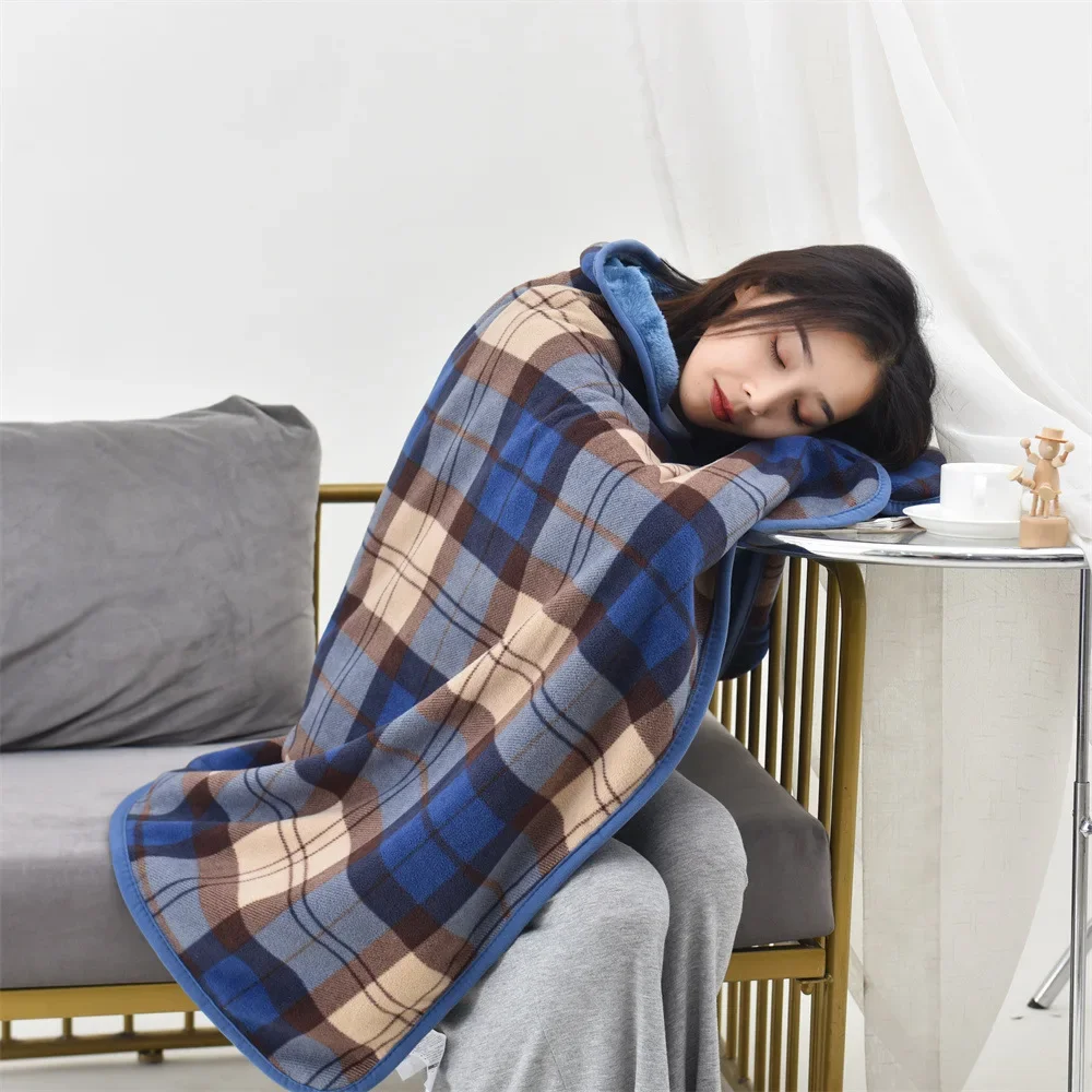 Nadający się do noszenia ciepły koc flanelowy Pluszowy szal w kratę na sofie Zimowe podróże biurowe Zagęszczony leniwy koc na drzemkę dla kobiet