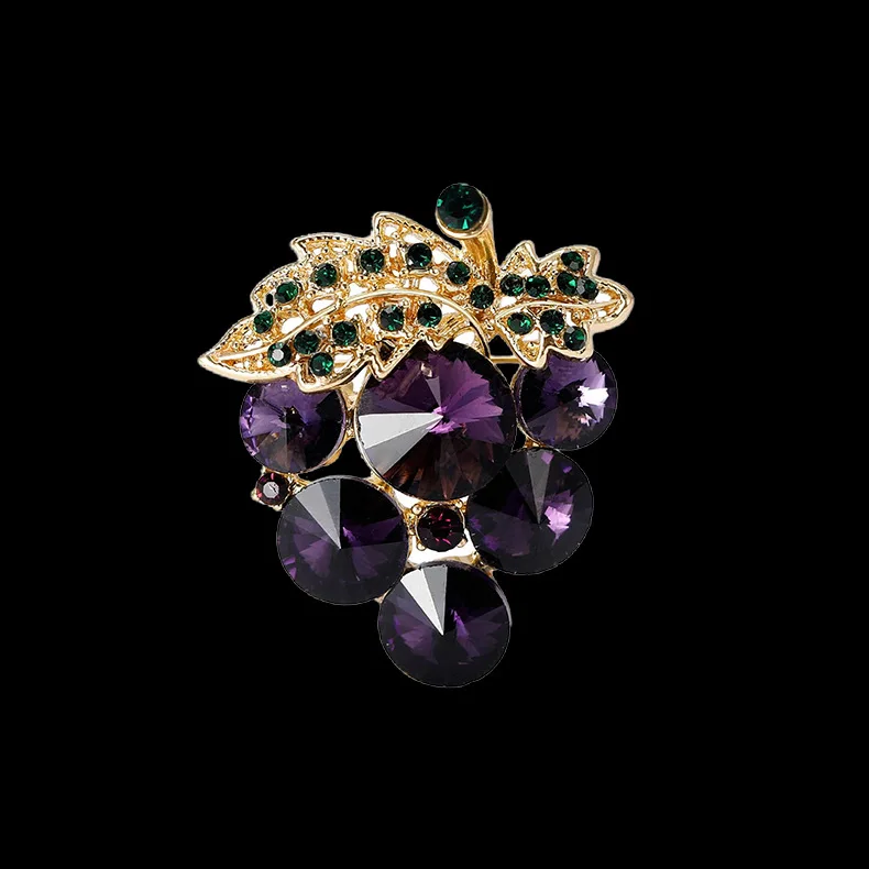 新しいクリスタルパープルグレープブローチ、ハイエンドの女性らしさ、シンプルなフルーツブローチ、アンチライトピン、スーツとアクセサリー