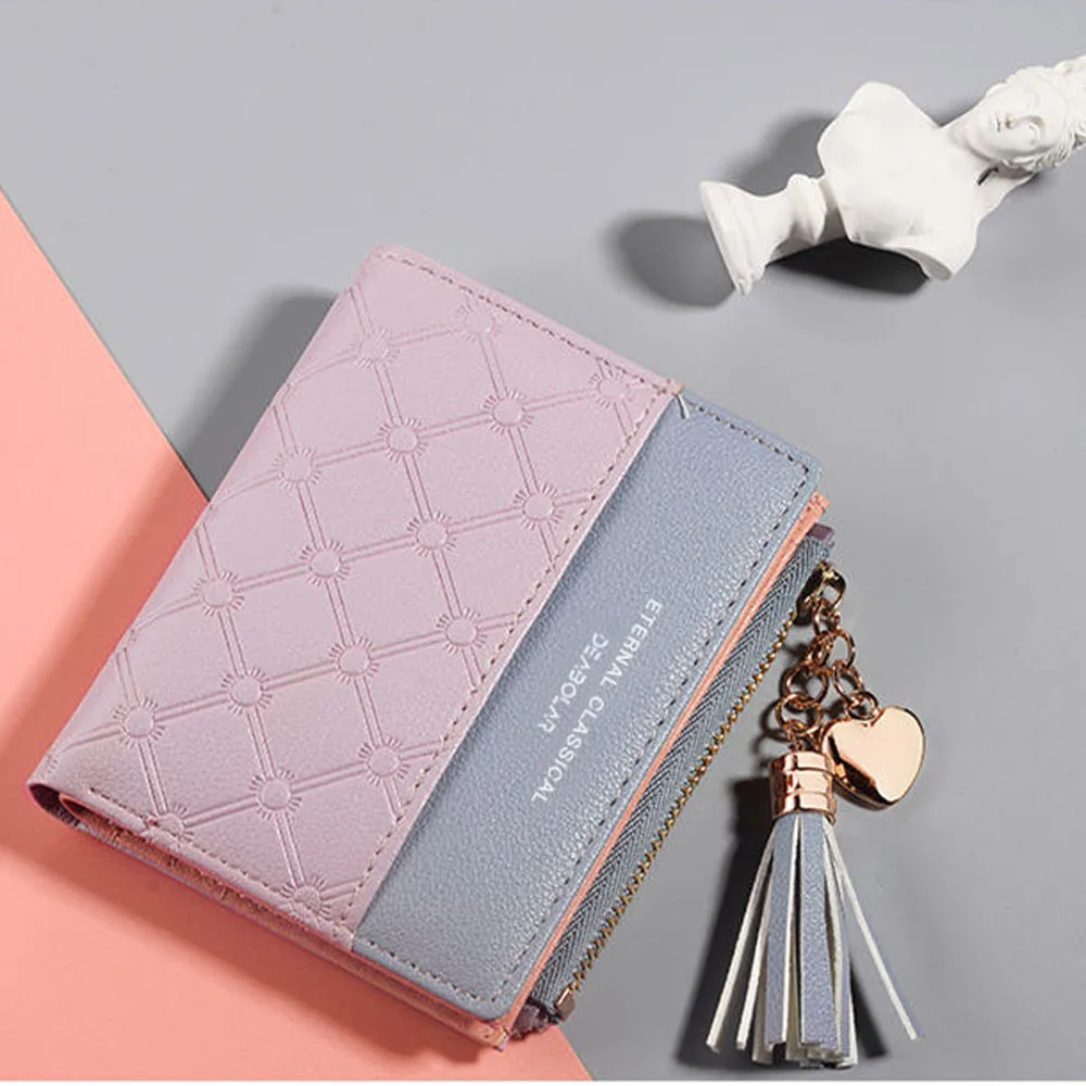 

Новый женский короткий кошелек 2024. Модный и модный короткий кожаный зажим контрастного цвета с застежкой-молнией с кисточкой.