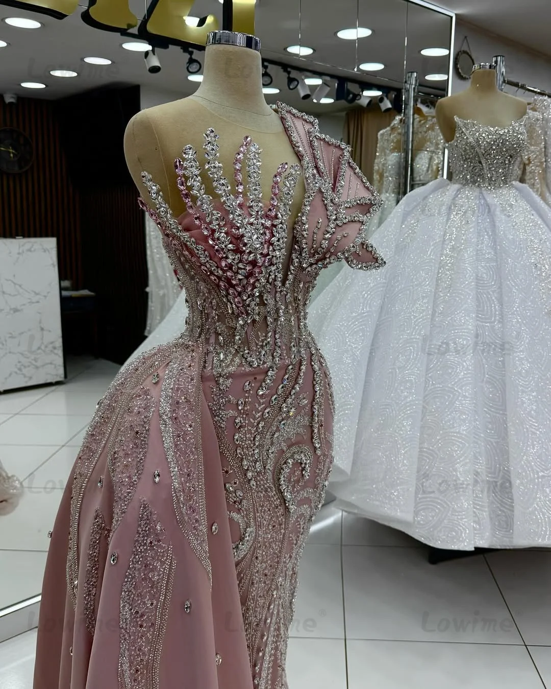 Szaty różowe suknie wieczorowe z bocznym trenem suknie na przyjęcia weselne syrenka dubaj arabskie kryształy sukienka na studniówkę 2025 dostosowane