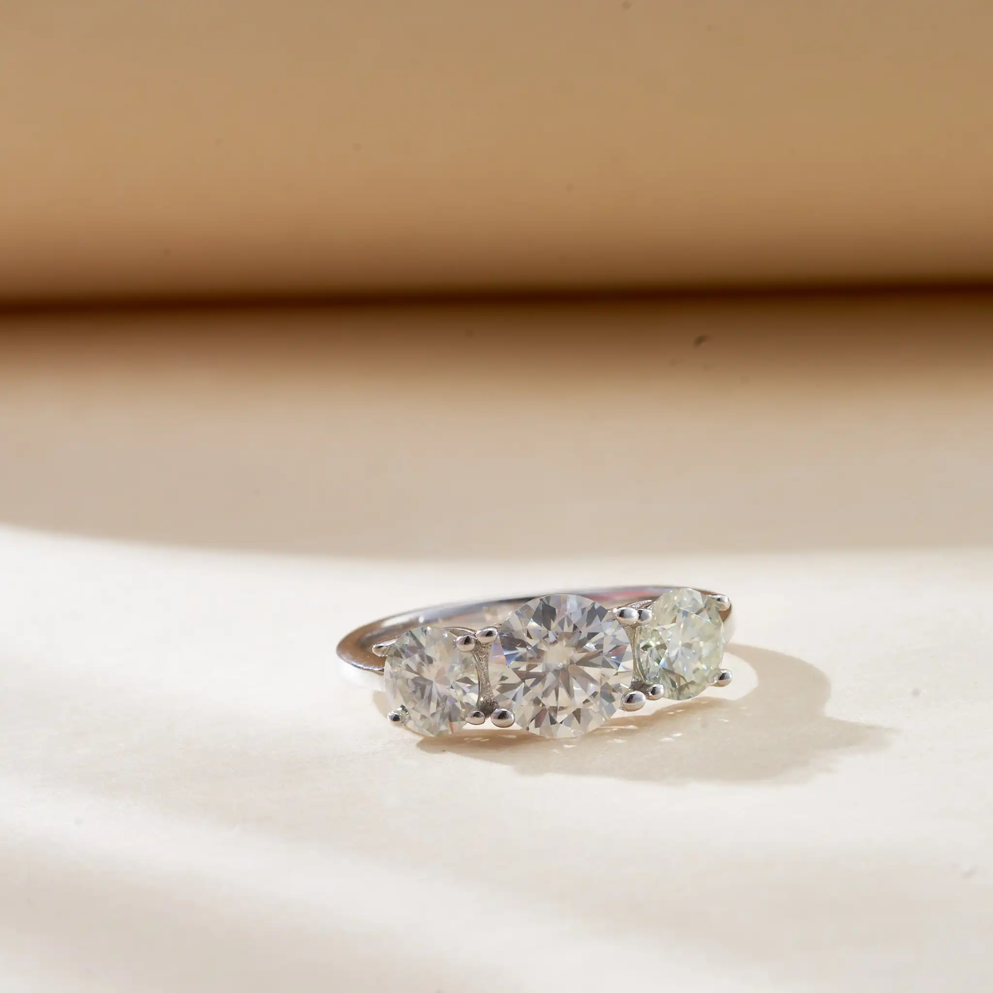 Gesamt 2,0 Karat 925 Silber Damen Mode Verlobungsringe Rundschliff 6,5mm/8mm Moissanit Drei-Stein-Ring für Frauen Hochzeit – Detail 3