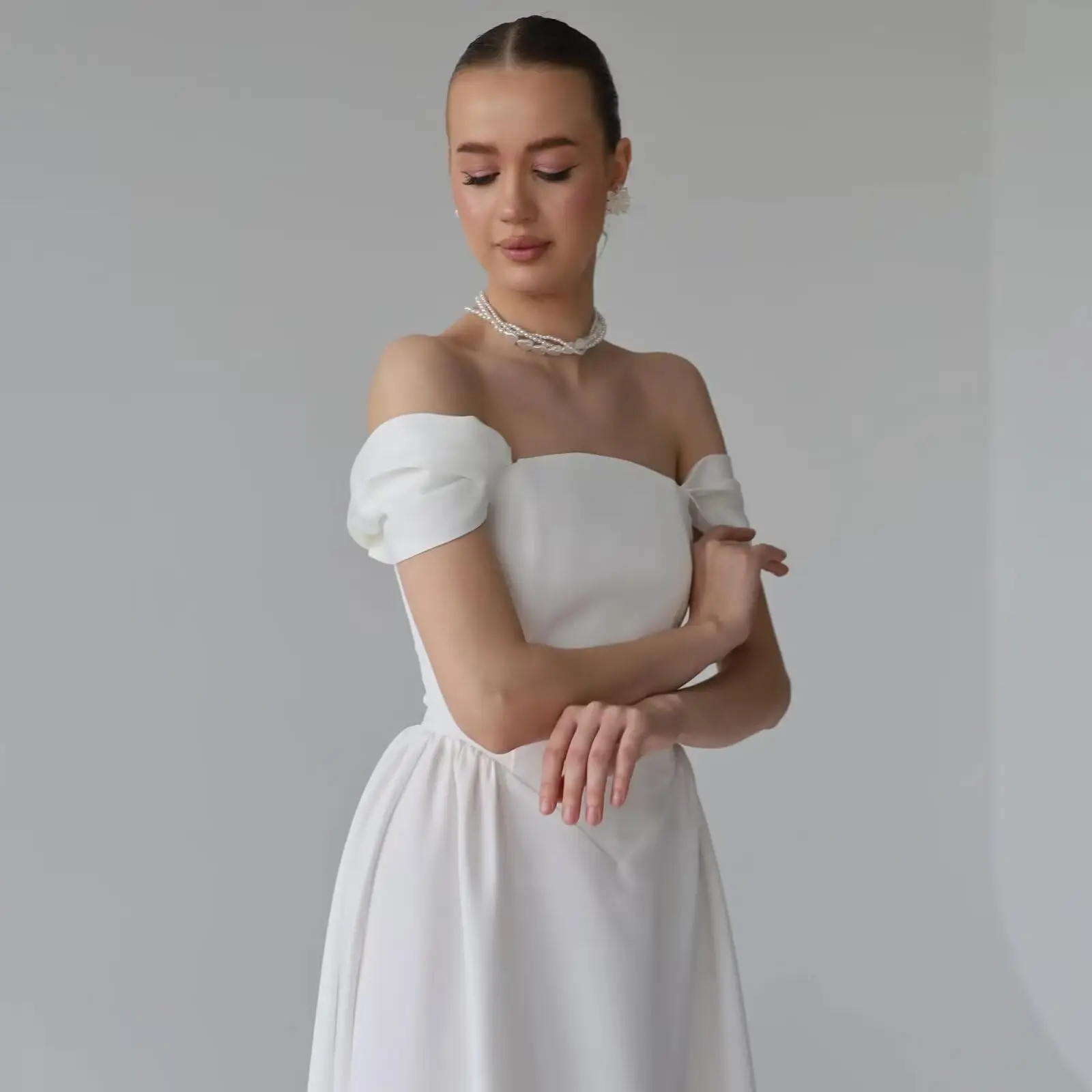 Abiti da sposa midi da donna con spalle scoperte bianche con volant e grazioso abito estivo