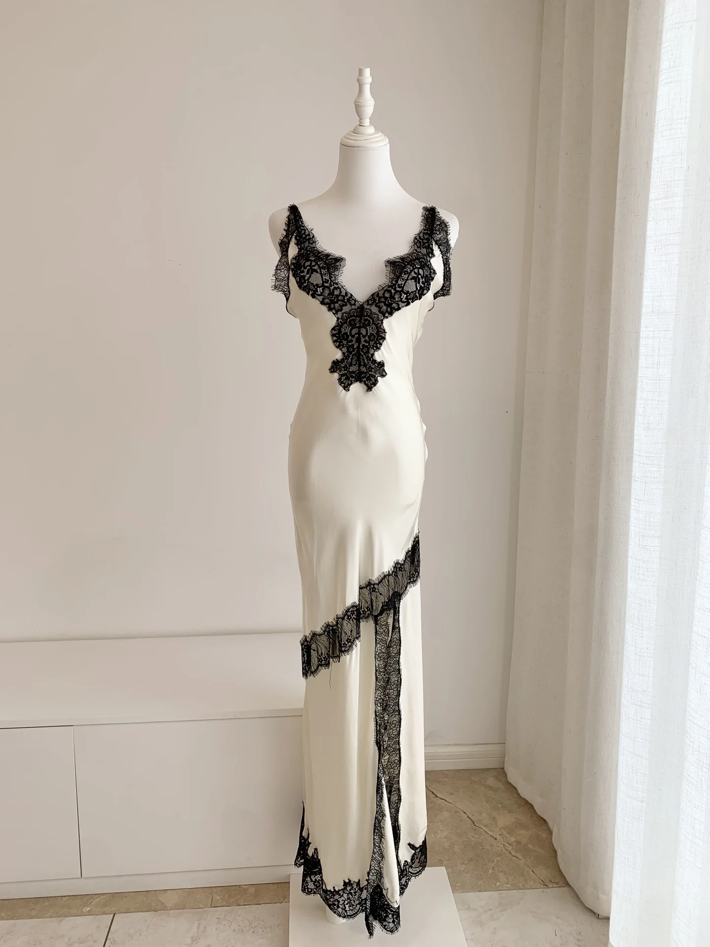 Women Backless Sexy Sling Robe Summer Lace Embroidery Patchwork V-Neck Sleeveless Fashion Ladies Maxi Dress