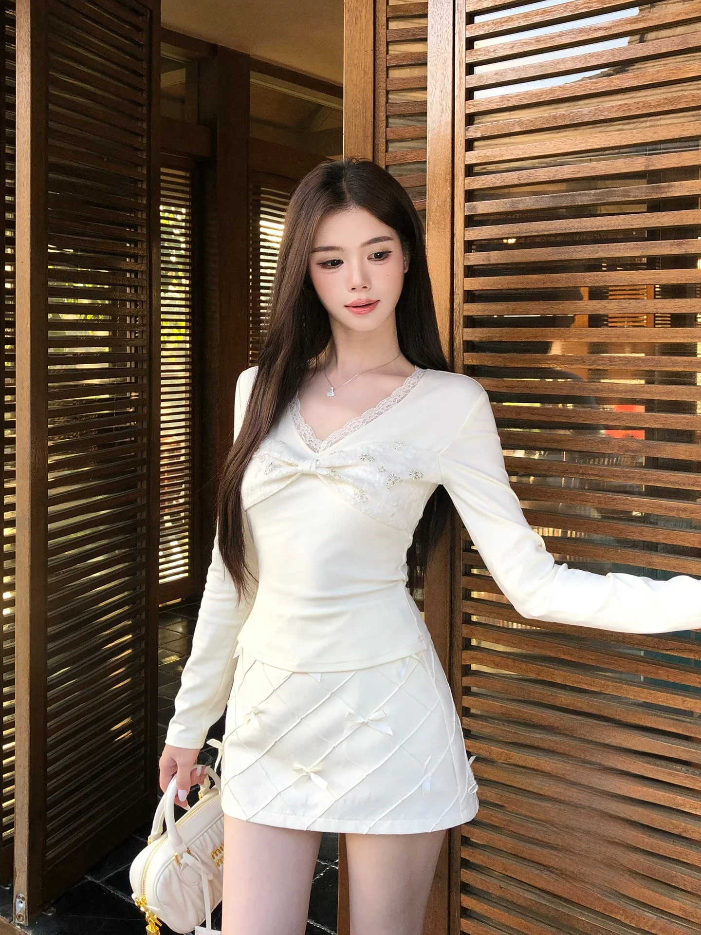 

Wahju Beauty Early Spring Lace Trim Splice V-neck Waist Cinching Slimming Women's Top Half Skirt Casual Style