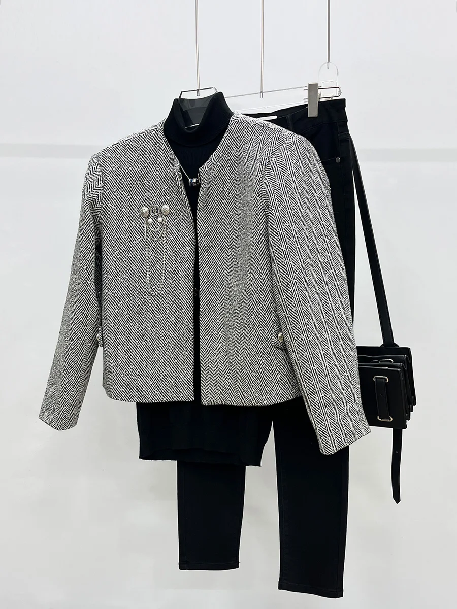 

Мужская стеганая куртка с тяжелой отделкой, ромбовидной строчкой, не требующая глажки, свободного кроя, с подплечниками.