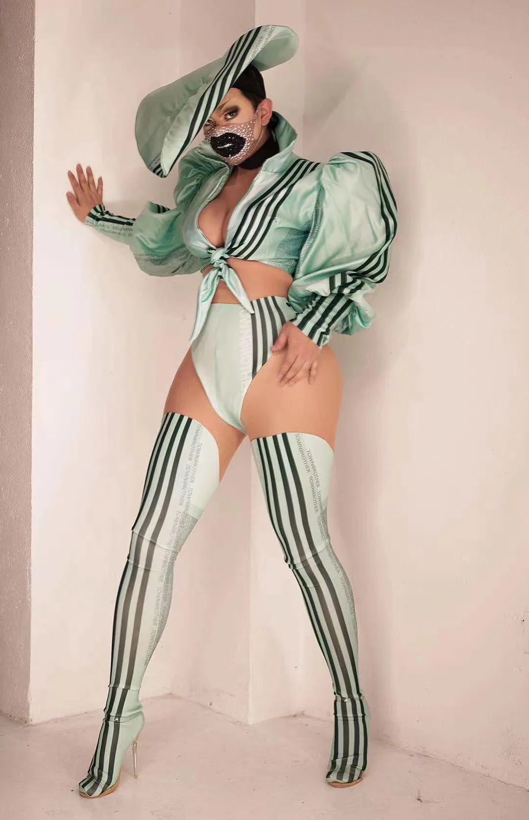 New 4piece Gogo Sexy Nightclub Bar Party Dj Ds Hat Jacket Pants Foot Cover Set Jazz Dance Stage Black And White Printed Clothing