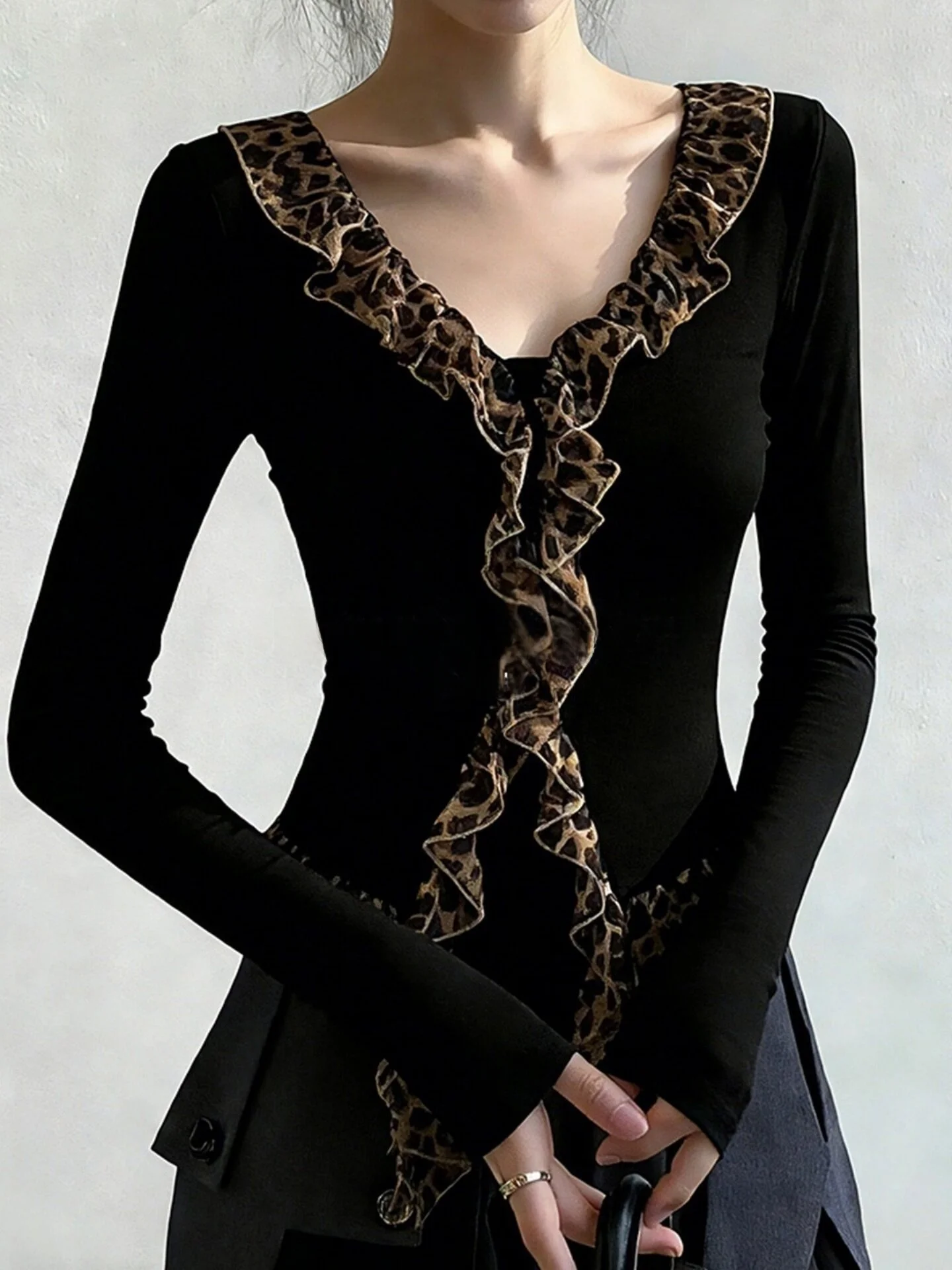 

Rouje Kefss Vintage Black Leopard Print Spliced V-Neck Long Sleeve Knitted T-Shirt Women's Spring New Style Top