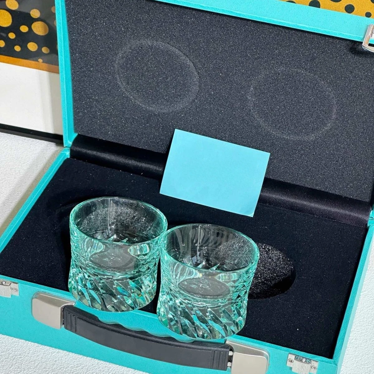 

Premium gift T crystal glass champagne glasses, a pair of light luxury high-end whiskey glasses, and a gift box with the right