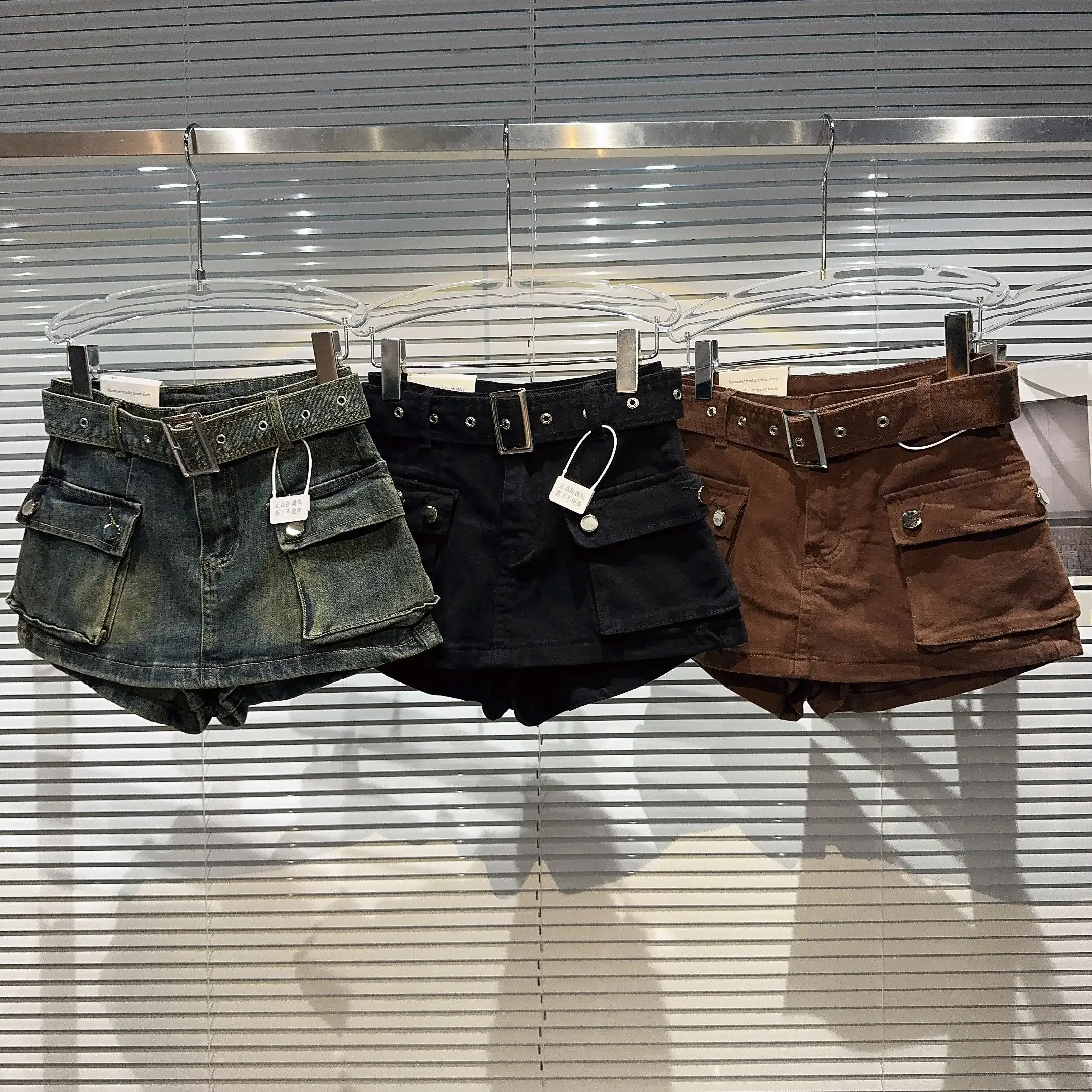 High Quality Hot Selling Internet Celebrity Same Style 2024 New Retro Large Pocket Belt Skirt Pants Three Part Denim Shorts Y2k