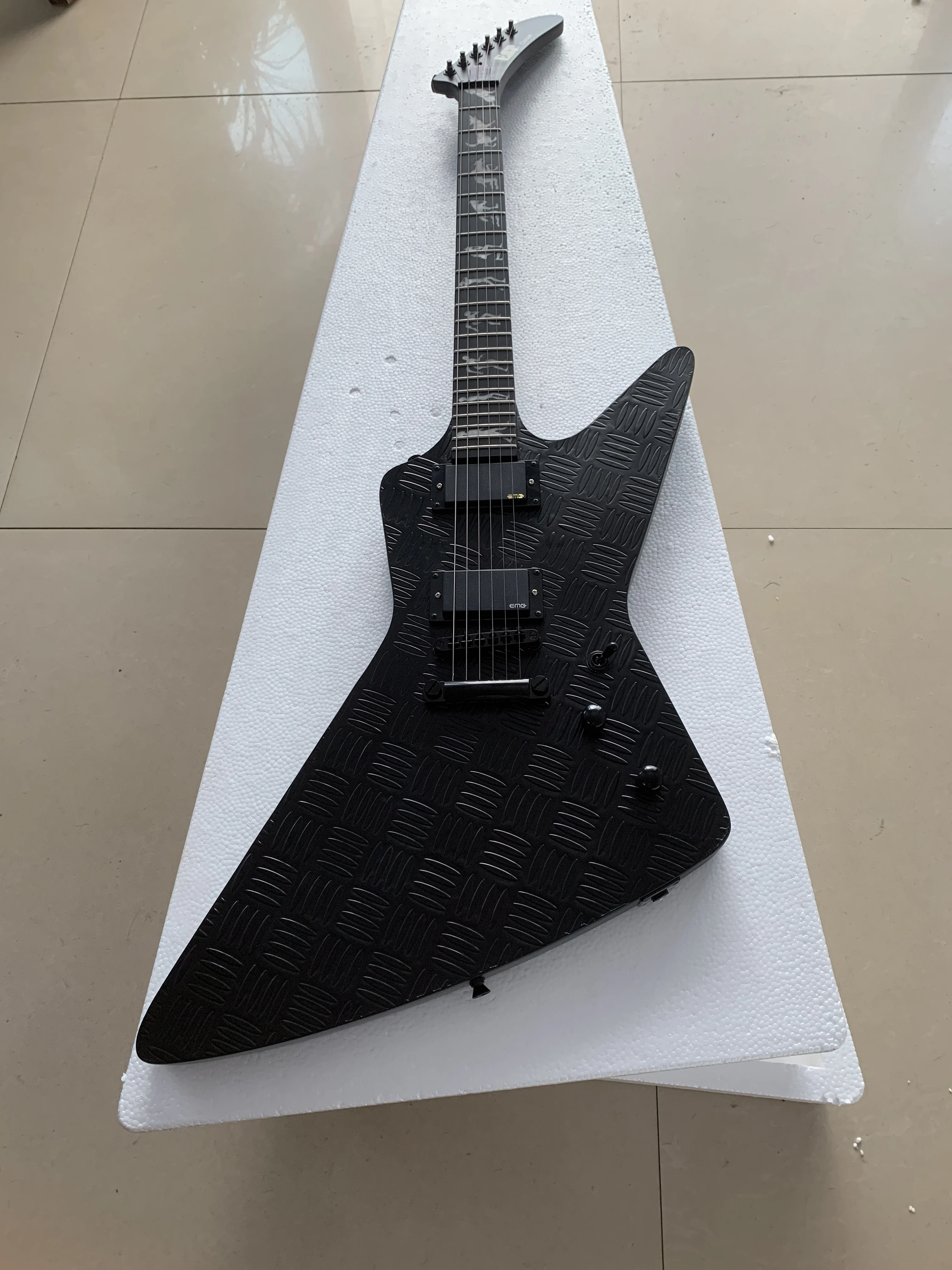 High quality Goose 6 string electric guitar, special skid board veneer, black hardware, free shipping