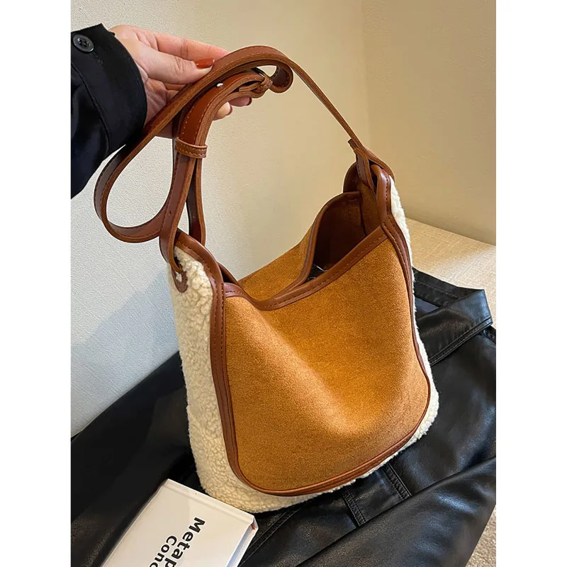 Autumn Winter Plush Bucket Bag Female 2023 New Fashion Large Capacity Lamb Wool Shoulder Bags All-Matching Commuter Tote Pack