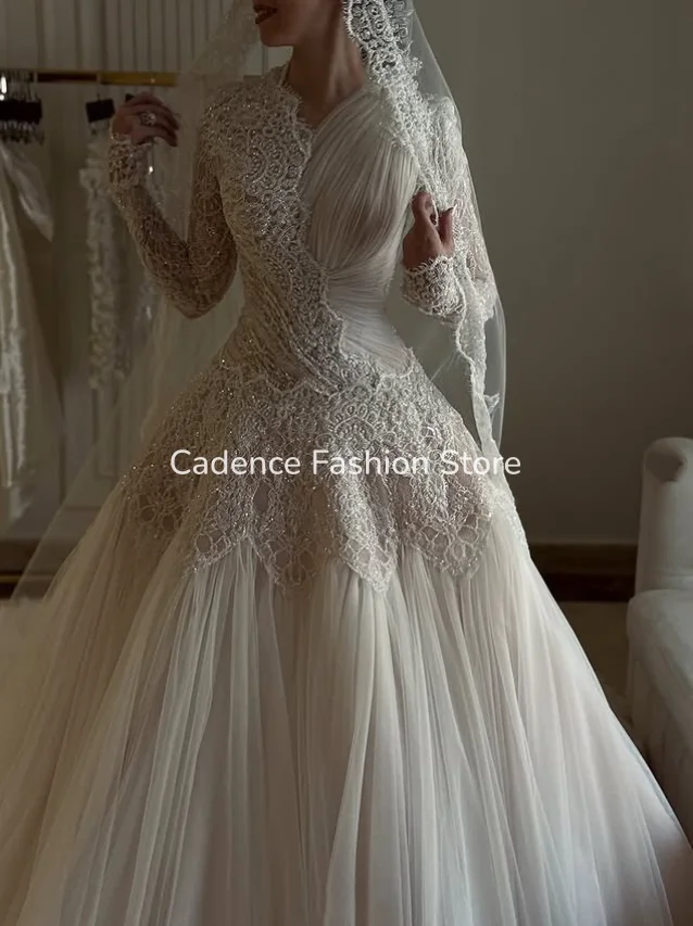 Luxuriöses, mit Spitze verziertes Hochzeitskleid, weiß, V-Ausschnitt, lange Ärmel, glitzernde Falten, A-Linie, arabisches Dubai-Brautkleid, maßgeschneidert