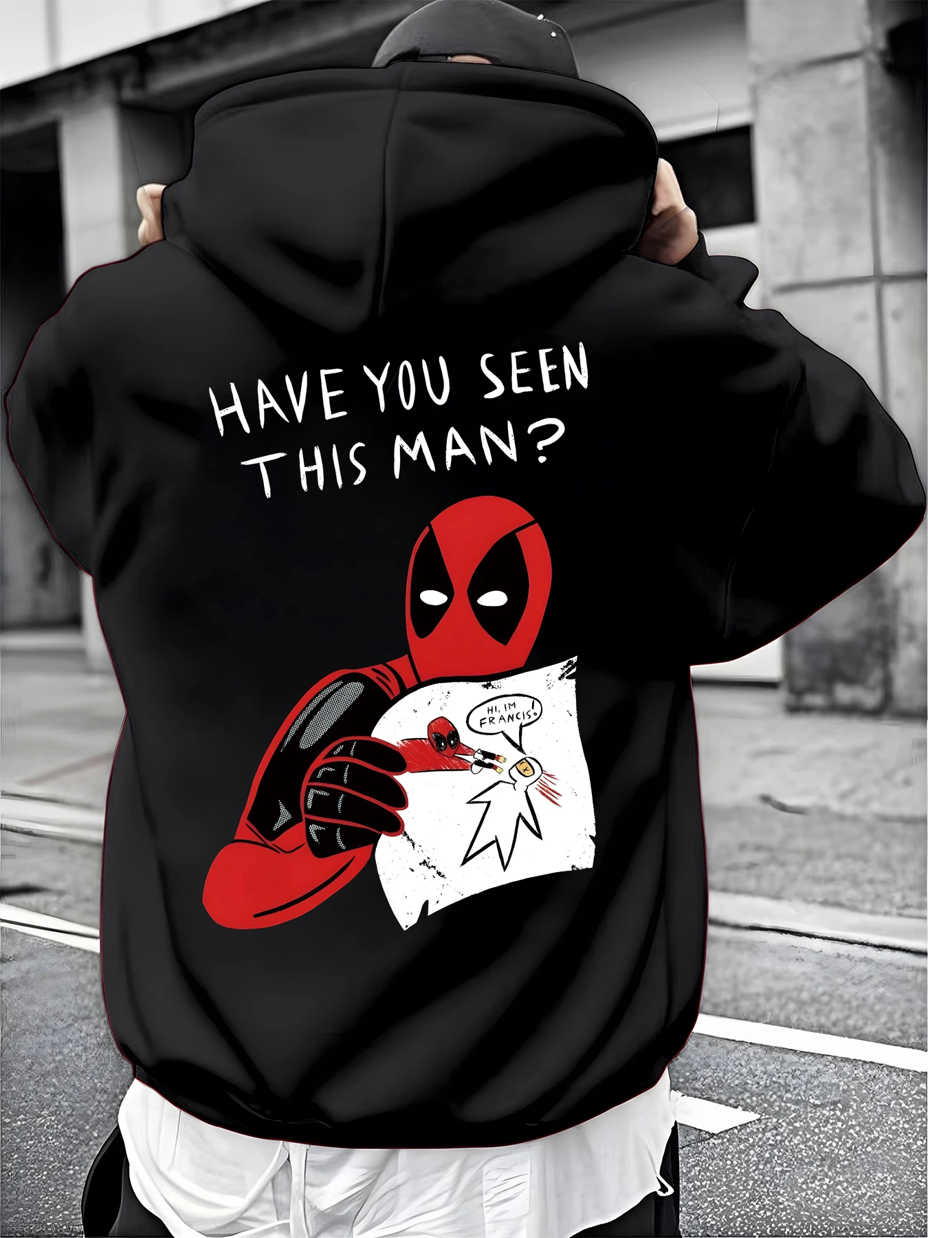 เสื้อฮู้ดสีขาวสำหรับผู้ชาย พิมพ์ลายสไปเดอร์แมนแบบชุดเสื้อผ้าที่เสียหาย พร้อมเอฟเฟกต์เรืองแสงสีน้ำเงินลายซูเปอร์ฮีโร่ แบบสวมหัว ลายมาร์เวล