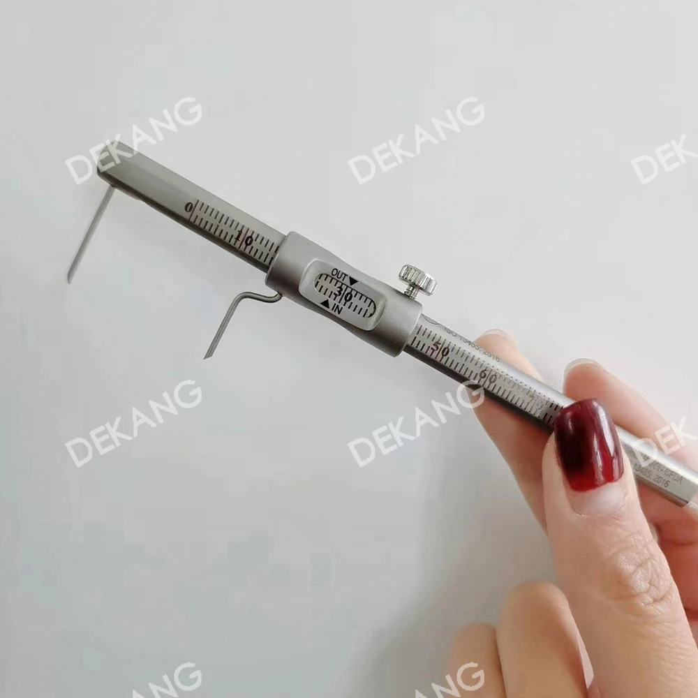 El espesor de la cresta ósea es medida usando un calibrador Vernier, una regla tipo bolígrafo integrada de acero inoxidable.