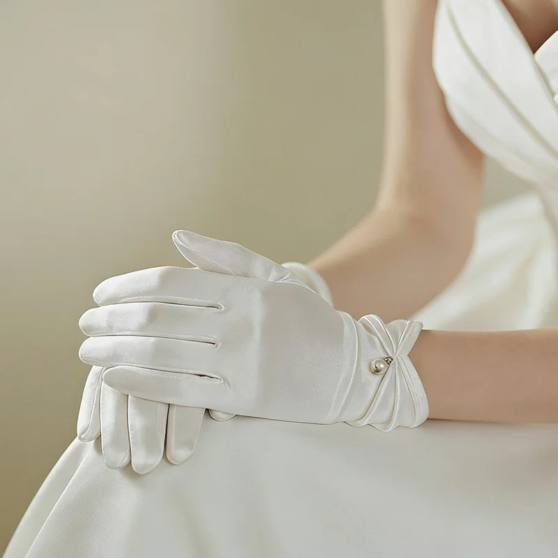 Gants de mariée en satin blanc nacré pour photos de mariage, populaires pour la photographie d'influenceurs, style court avec nœud en dentelle