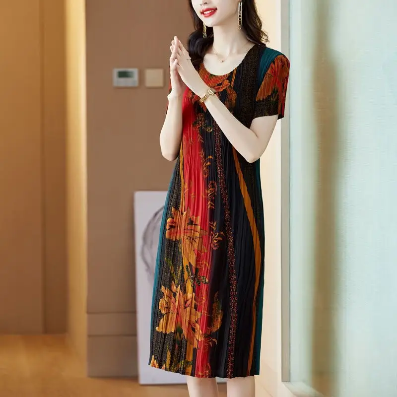 

Western style, reducing age, middle-aged mother, summer high-end slimming pleated dress, elastic dress, new model