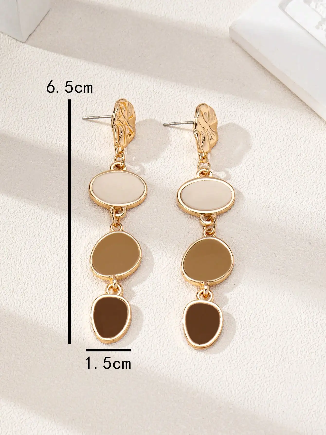 A Pair of Trendy Casual Fashion Oil-Drip Elegant and Versatile Women's Earrings image 6
