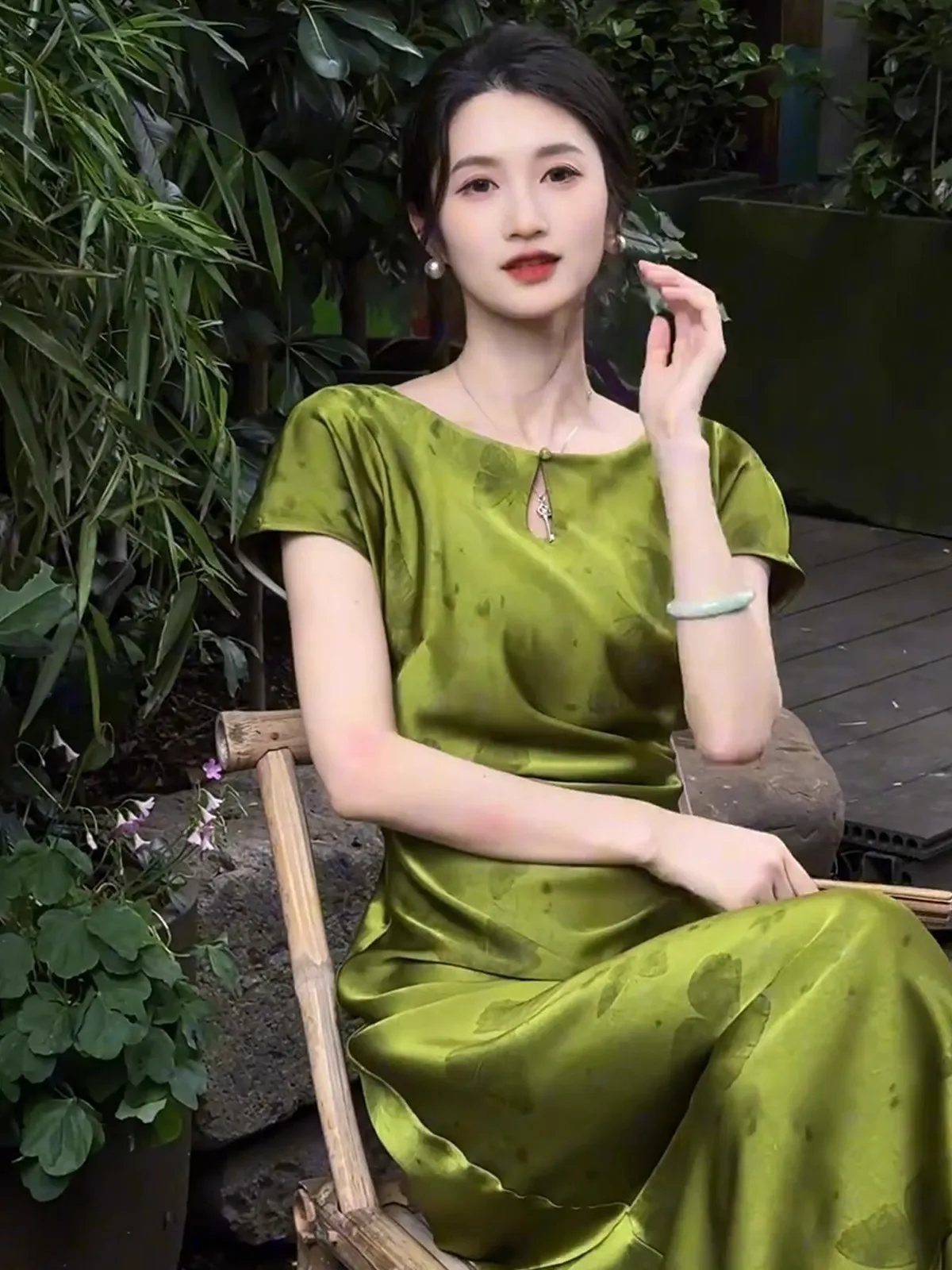 ชุดกี่เพ้าลายดอกไม้ผ้าซาตินสไตล์จีน ทรงเอ กระโปรงยาวปานกลาง เอวสูง ช่วยพรางหุ่น ดีไซน์เฉพาะตัว สำหรับฤดูร้อน