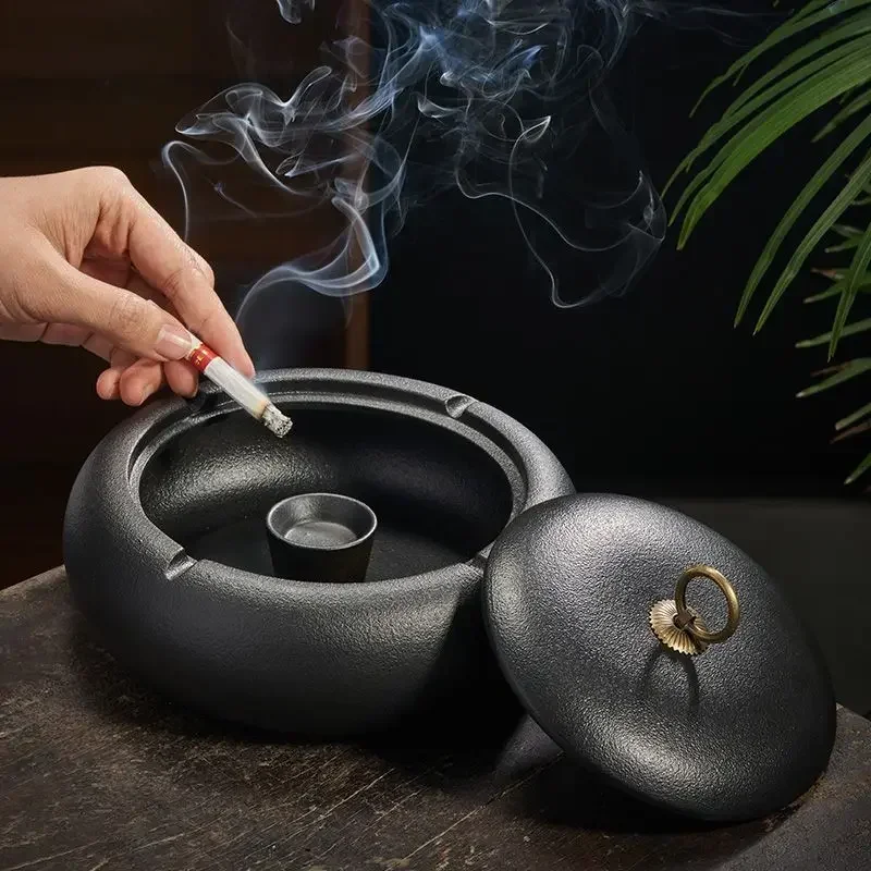 

Creative Black Matte Ceramic Ashtray with Lid Indoor Wind & Ash Resistant Car Ashtray Portable Ceramic Ashtray Home Decoration