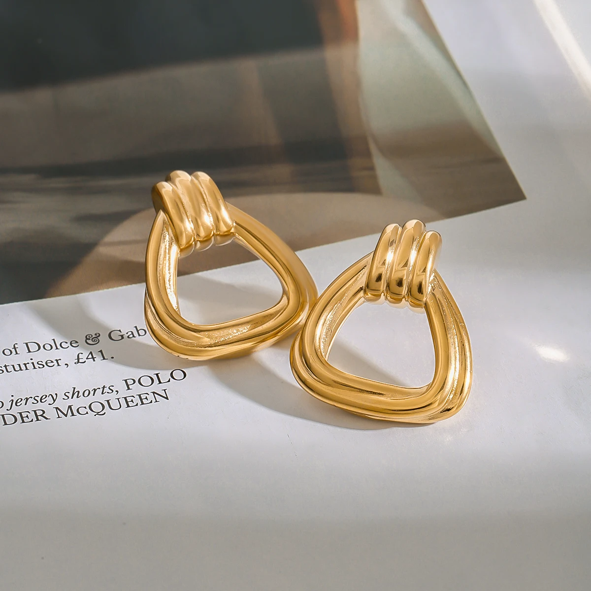 أقراط يوري الحد الأدنى من الفولاذ المقاوم للصدأ مطلية بمادة PVD عيار 18 قيراط، مجوهرات عصرية عالية الجودة ومقاومة للماء للاستخدام اليومي