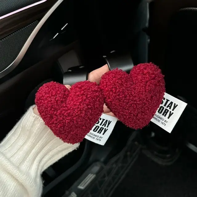 Śliczny hak samochodowy na oparcie siedzenia Love Heart Plush Uniwersalny zagłówek samochodowy Torebka na ubrania Zawieszka do przechowywania Organizery Haczyki Uchwyt Dekoracja