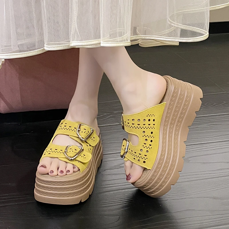 

Thick Bottom Hollow Out Slippers Women Summer New Fashion Casual Buckle Sandals Beach Shoes Women Platform Clog Slippers