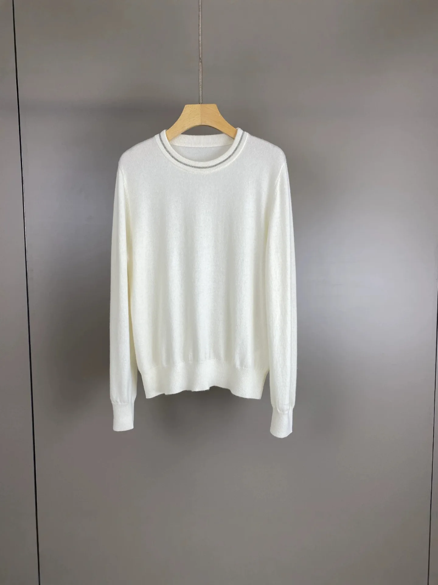 2026 Autumn/Winter  Women's Solid-Color Pure Cashmere Crew-Neck Beaded Knit Sweater