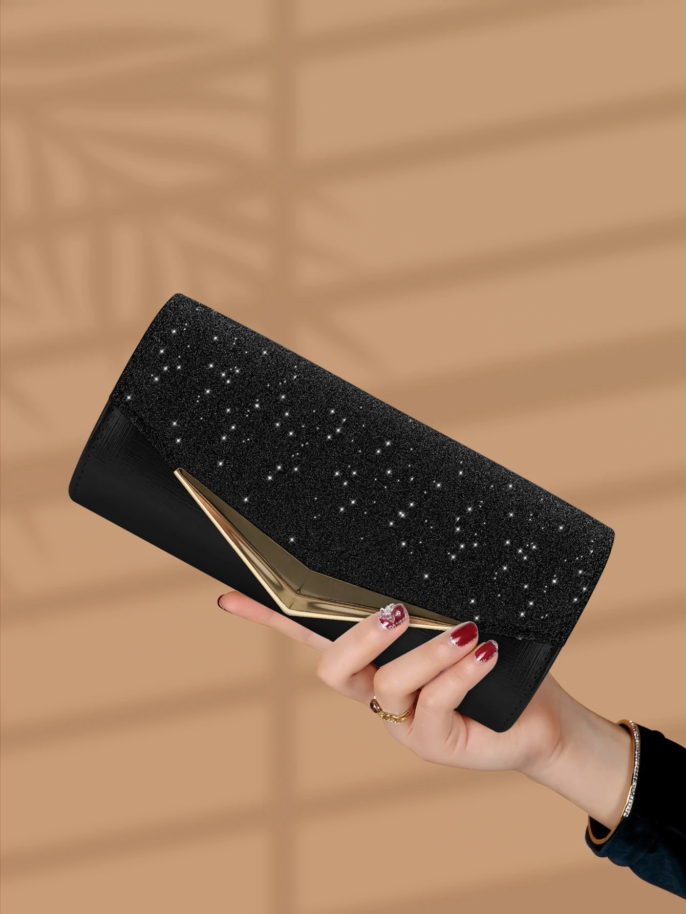 

Luxurious and elegant women's clutch bag with metal decoration, trendy and fashionable metal chain party bag, suitable for music
