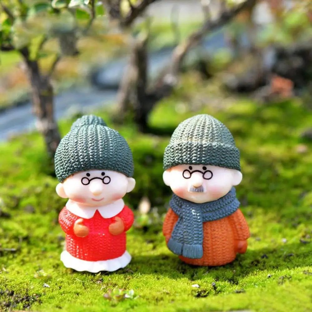 Grandma and Grandpa Winter Clothing Crafts Miniatures Grandparents Figurines Cake Ornament Old Couples Statue Micro Landscape